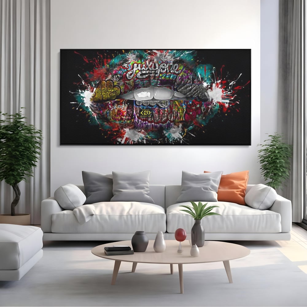 Tablou canvas cu tablou canvas cu buze grafitti, in rama de aluminiu negru, pe perete intr-un living